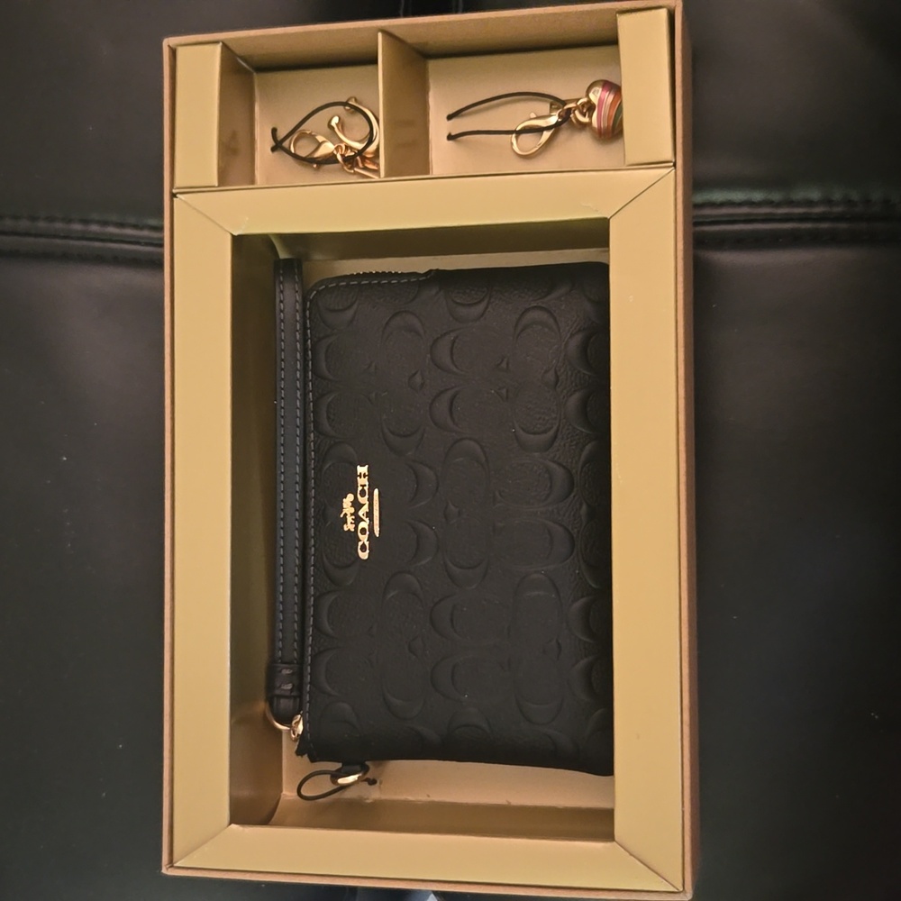 Authentic Coach Clutch/Wristlet and Keychain Gift Set, Black
